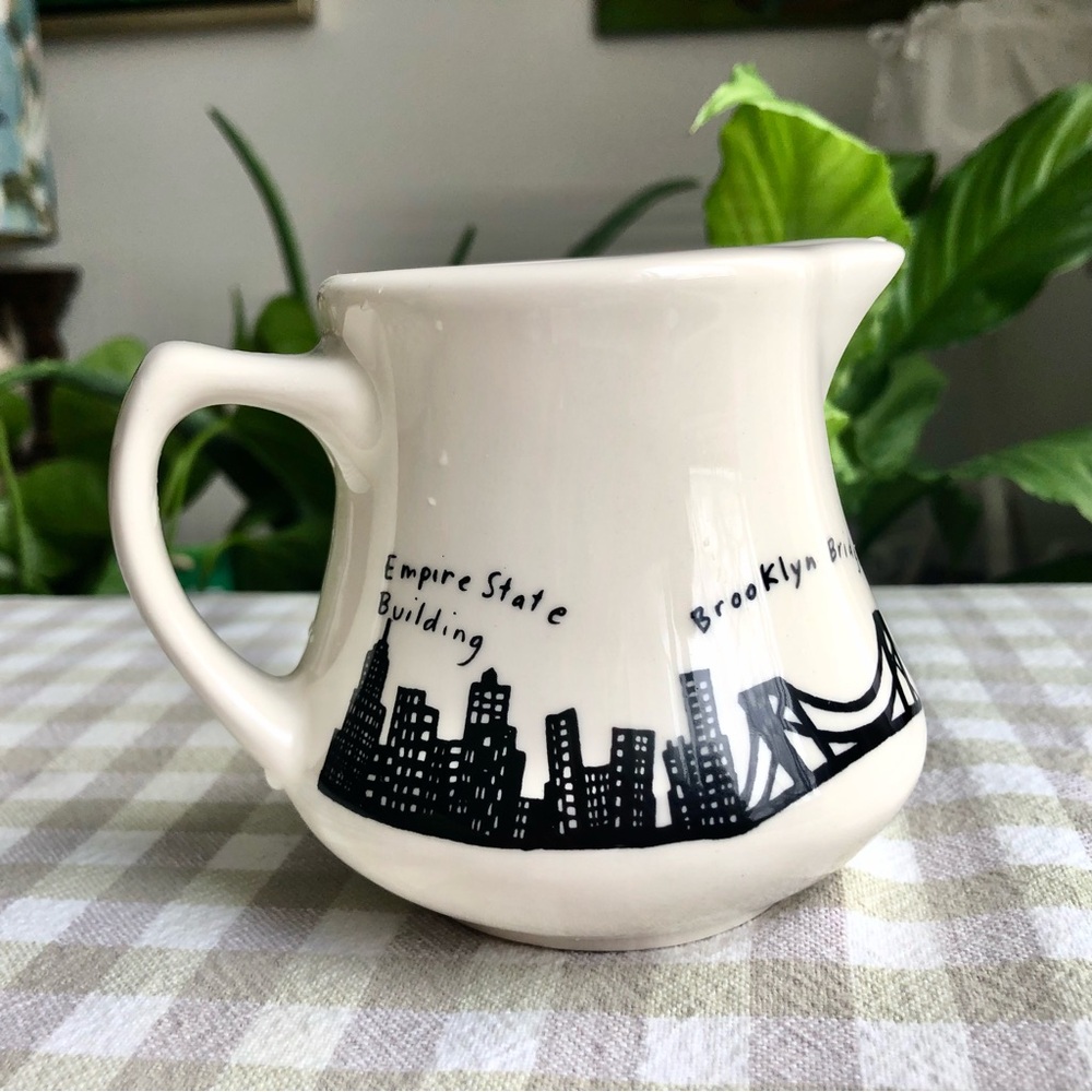 Homer Laughlin New York Skyline, Manhattan Restaurant Diner Ware Creamer.